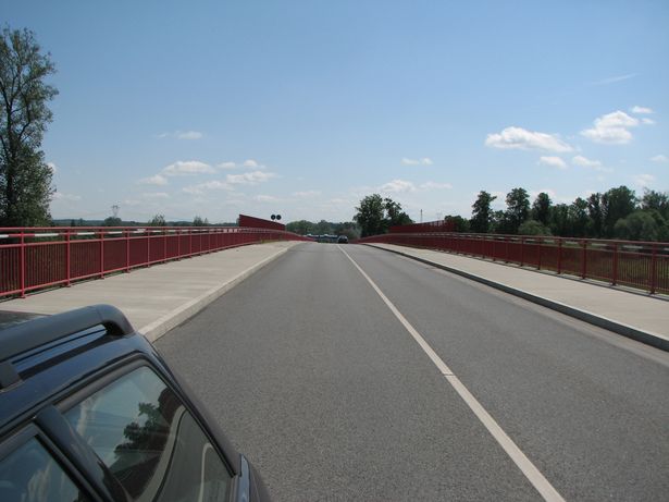 Blick Richtung Polen. Das Geländer war durchgehend beleuchtet. Vermutlich wurde jene Beleuchtungsart zu Pflegeintensiv, sodas bereits kurze Zeit später die Brücke dunkel bleiben musste.