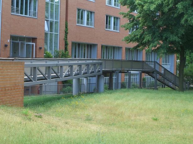 Fußwegbrücke / Notaufnahme Parkklinik Weißensee