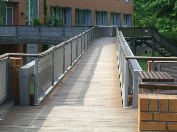 Fußwegbrücke / Notaufnahme Parkklinik Weißensee
