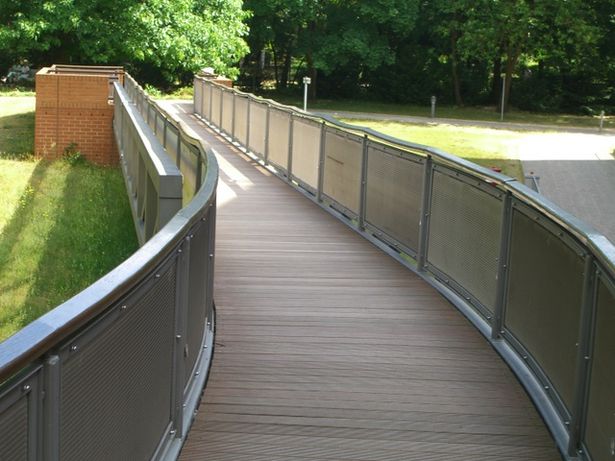 Fußwegbrücke / Notaufnahme Parkklinik Weißensee