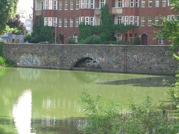 Woelkpromenadenbrücke / Schwanenteich
