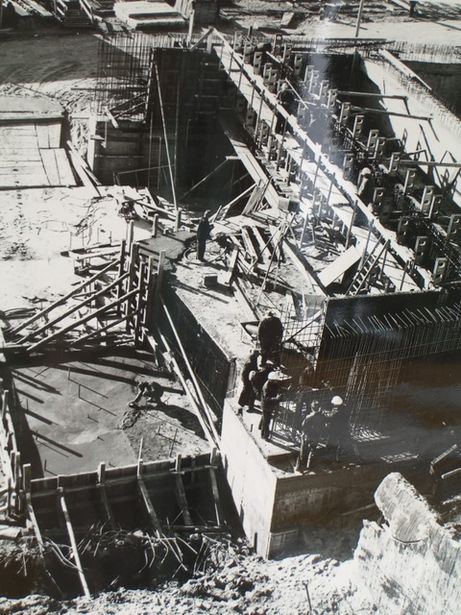 U Bahnüberbauung, Bau der Holme und Querbalken, die später mit Fertigteilen abgedeckt werden