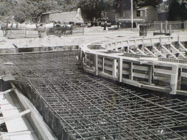 Bewehrung östliche Bauwerksmunddecke, im Anschluß die Fertigteildecke BTB Träger Spannweite 10m mit dazwischenliegenden Schutzrohren für Energiekabel