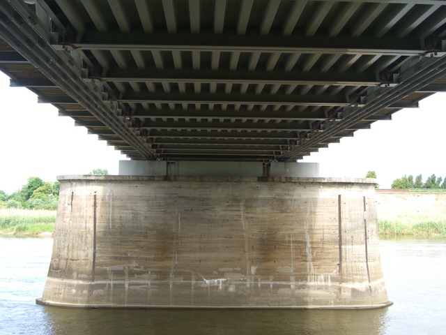 Grenzüberschreitende Brücke der B 1 über die Hauptoder östlich der Insel