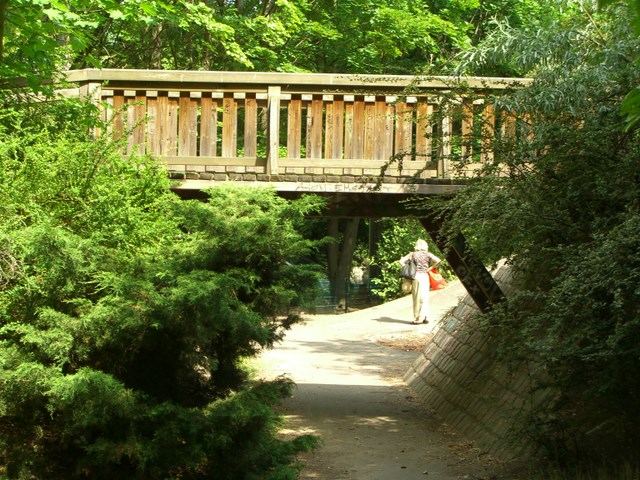 Fußwegbrücke am Spielplatz Wallnerstraße