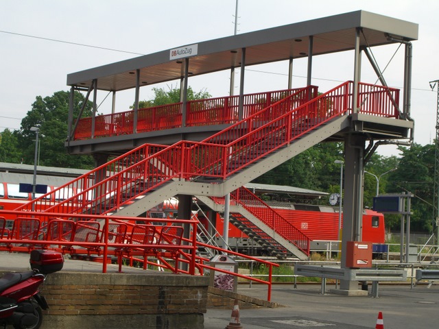Fußwegbrücke im Autoverladebereich am Bahnhof Wannsee