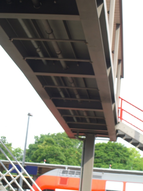 Fußwegbrücke im Autoverladebereich am Bahnhof Wannsee