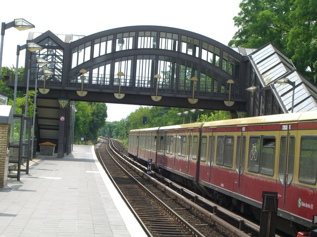 Bahnhofszu- und übergangsbrücke Bf. Buckower Chaussee