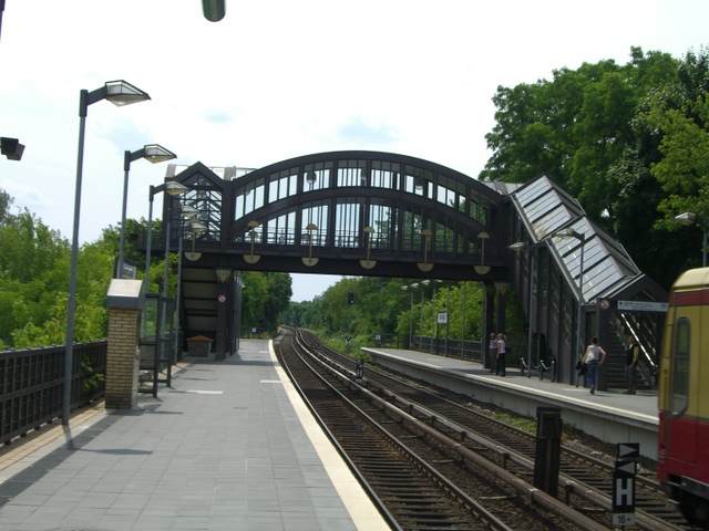 Bahnhofszu- und übergangsbrücke Bf. Buckower Chaussee