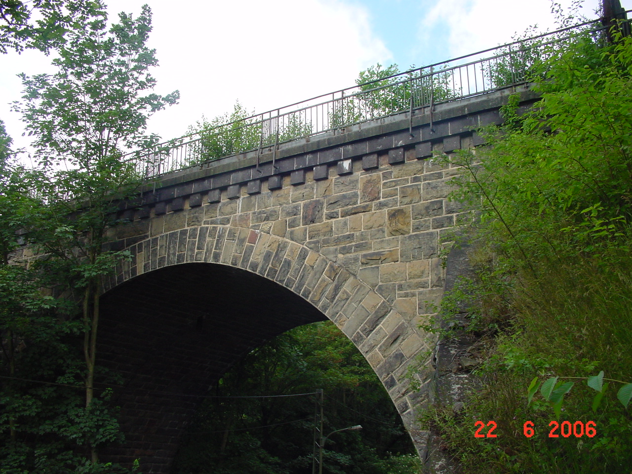 nördlicher Brückenbogen über die Triendorfer Straße von Nordosten gesehen