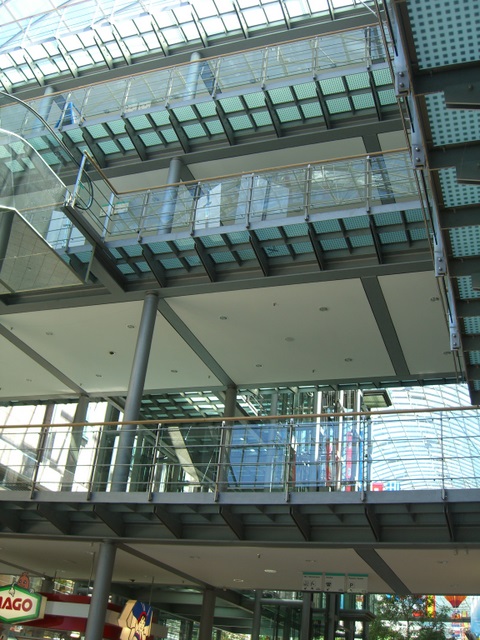 Fußwegbrücken 4 Etagen Forum Köpenick innen Westseite