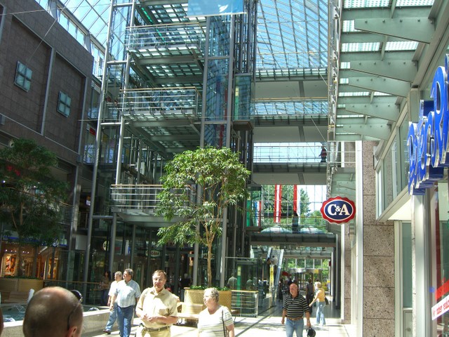 Fußwegbrücken 4 Etagen Forum Köpenick innen Westseite