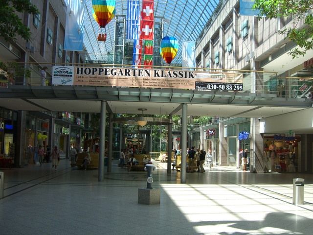 Fußwegbrücke Forum Köpenick innen mittig