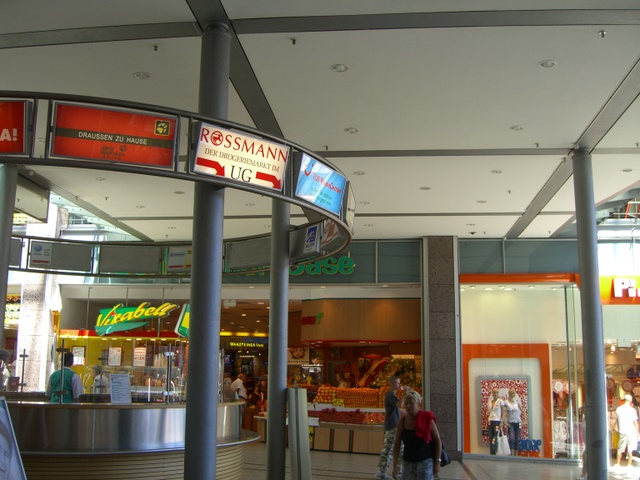 Fußwegbrücke Forum Köpenick innen mittig