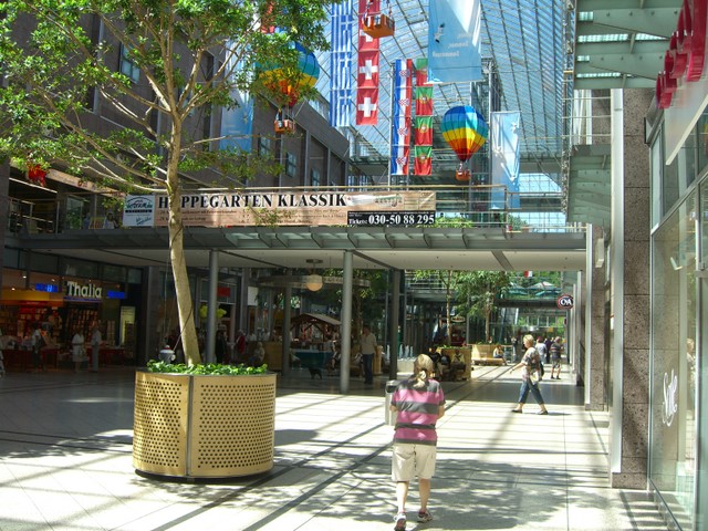 Fußwegbrücke Forum Köpenick innen mittig