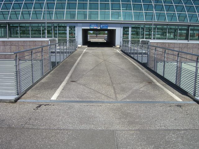 Fußwegbrücke Forum Köpenick innen Ostseite 4 Etagen