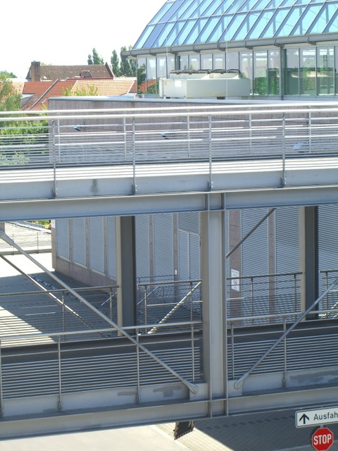 Fußwegbrücke Forum Köpenick außen Nordostseite 2 Etagen