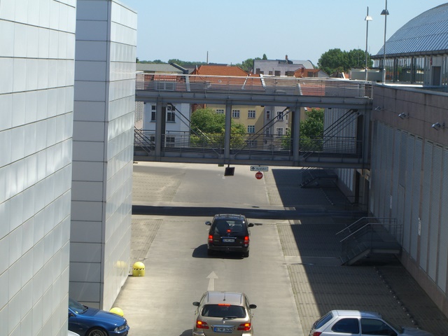 Fußwegbrücke Forum Köpenick außen Nordostseite 2 Etagen