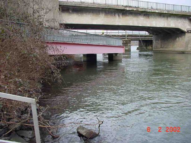 Blick von Süden auf die Brücke. Über die Brücke verläuft die Obergrabenbrücke (BAS 13007)