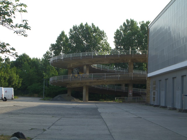 Parkhausbrücke in 2 Etagen am Fernsehstudio Berlin