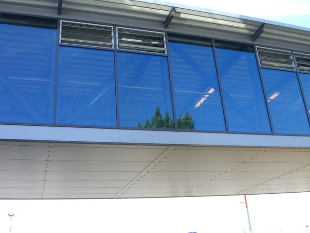 Hausbrücke Flughafen BBI zwischen Terminal C und D