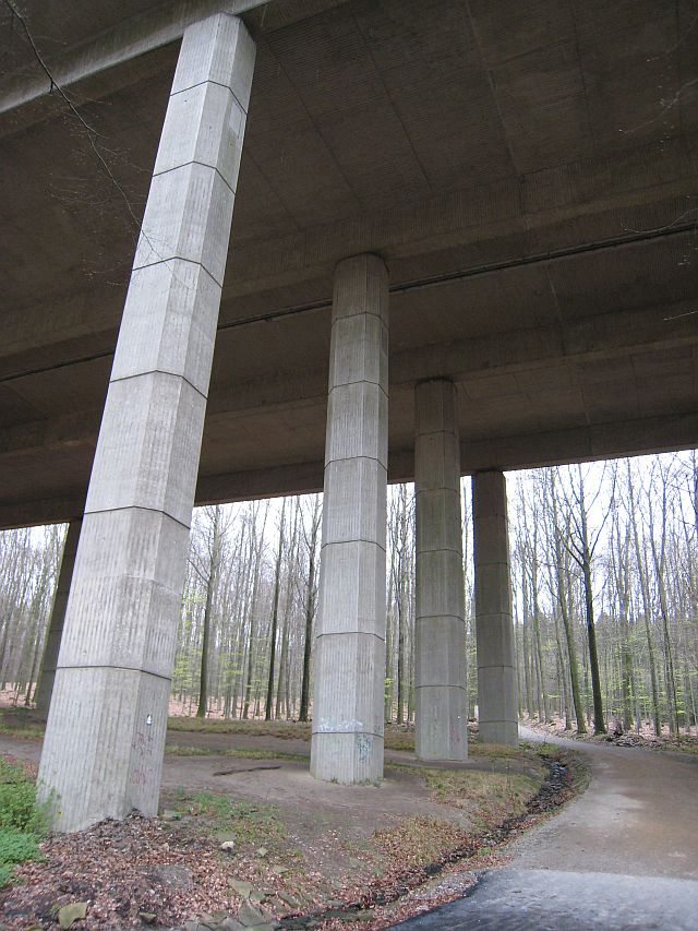 Brückenpfeiler am Theodor-Freywald-Weg.