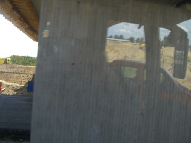 Westliche Straßenbrücke über Zufahrt zum neuen Terminal