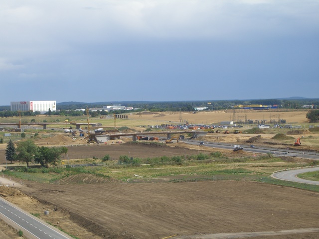 Westliche Straßenbrücke über Zufahrt zum neuen Terminal