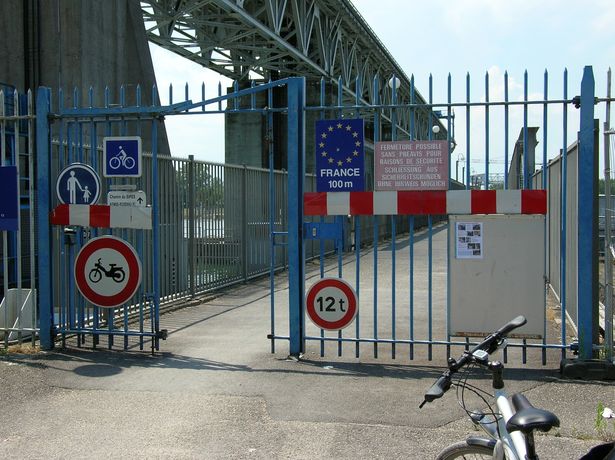 Rheinwehrbrücke in Weil