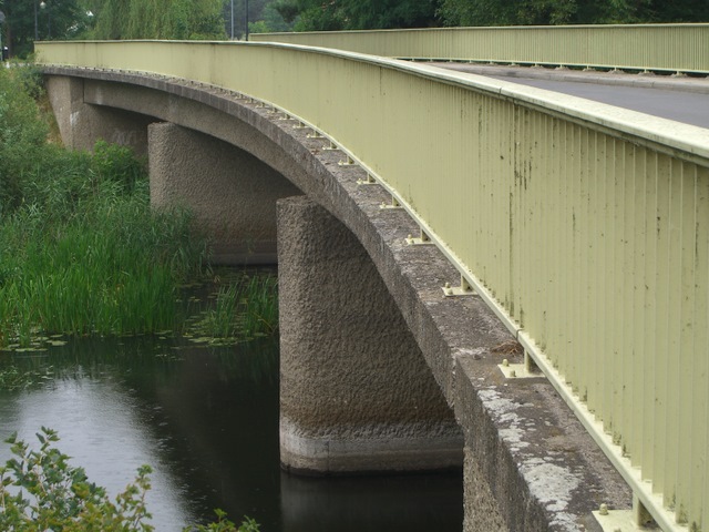 Straßenbrücke an den Teichen / Spree