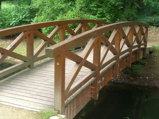 Fußwegbrücke am kleinen Stadtparkteich