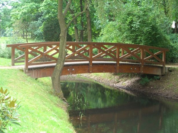 Fußwegbrücke am kleinen Stadtparkteich