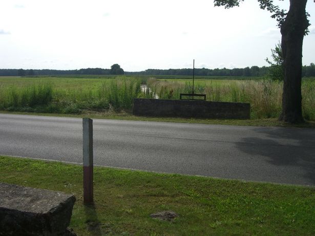 Dorfstraßenbrücke / Flächenentwässerungsgraben