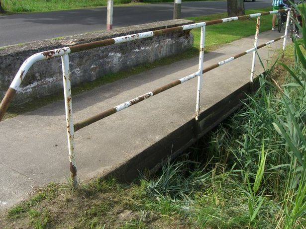 Dorfstraßenbrücke / Flächenentwässerungsgraben