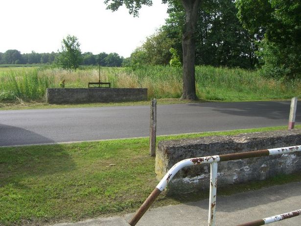 Dorfstraßenbrücke / Flächenentwässerungsgraben