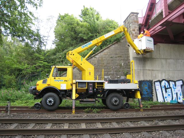 Zweiwegefahrzeug während einer Brückenprüfung