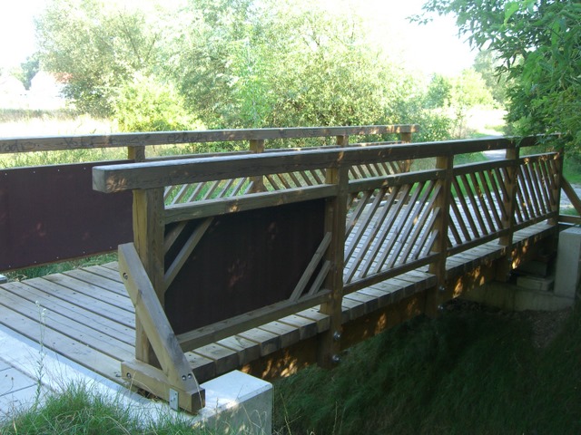 Fußwegbrücke südlich Falkenberg / Graben zum Klärwerksableiter