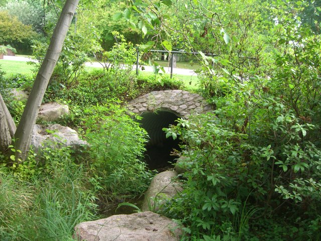 Parkweg- und Parkbahnbrücke / Fließ von der Westquelle