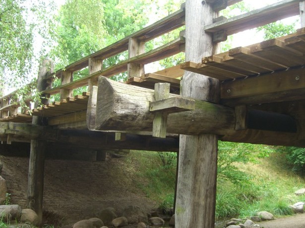 Parkwegbrücke / Wiesenbach nördlicher oberer Fließbereich