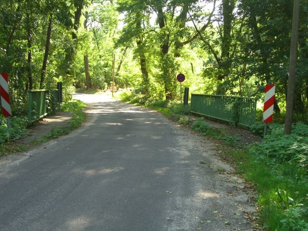 Dorfstraßenbrücke / Verbindungsfließ