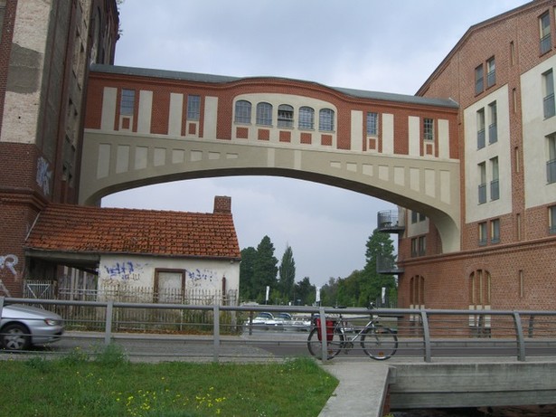 Hausbrücke zwischen 2 Mühlengebäuden / Havelnordumflut der Dominsel