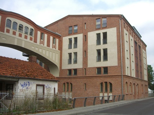 Hausbrücke zwischen 2 Mühlengebäuden / Havelnordumflut der Dominsel