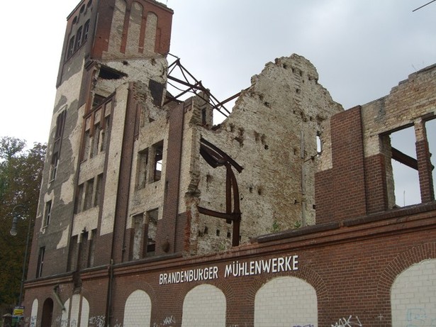 Hausbrücke zwischen 2 Mühlengebäuden / Havelnordumflut der Dominsel