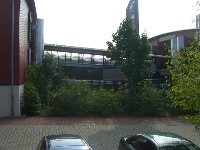 Fußwegbrücke am Einkaufszentrum Alter Spandauer Weg Ost 