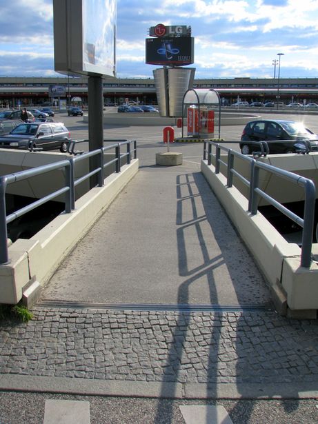 Fußgängerbrücke Flughafen Tegel
