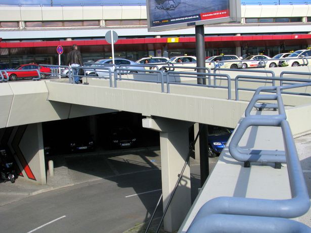 Fußgängerbrücke Flughafen Tegel