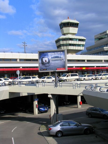 Fußgängerbrücke Flughafen Tegel