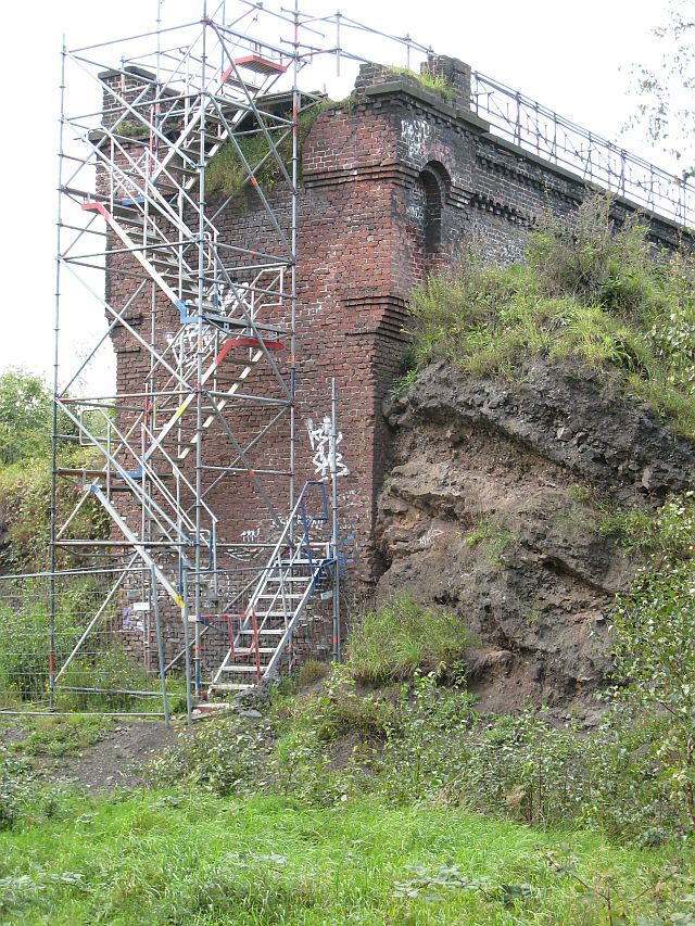 Ansicht von Südosten, das südliche Wiederlager ist teilw. freigelegt.