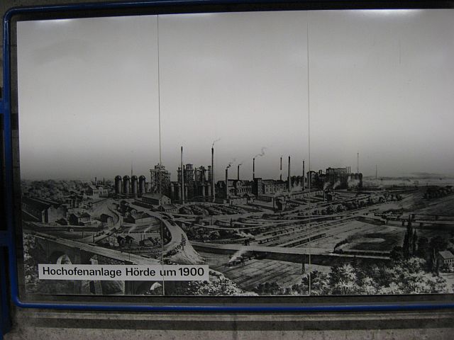 Bild im U-Bahnhof Willem-van-Vloten Straße, unten links ist das vollständige Viadukt zu erkennen