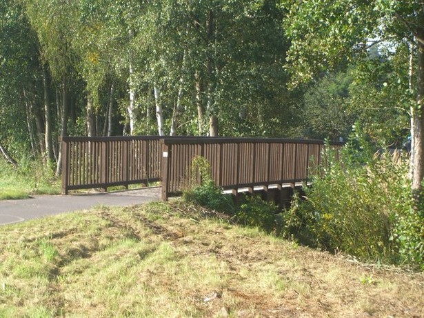 Radwegbrücke neben der B 87 Hauptstraße / Graben